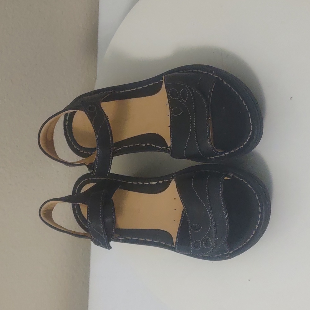 Clarks Artisan Unstructured Shoes Slip On Wedge Sandals in black color size 8